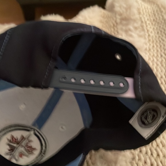 Winnipeg Jets hat - Picture 2 of 4